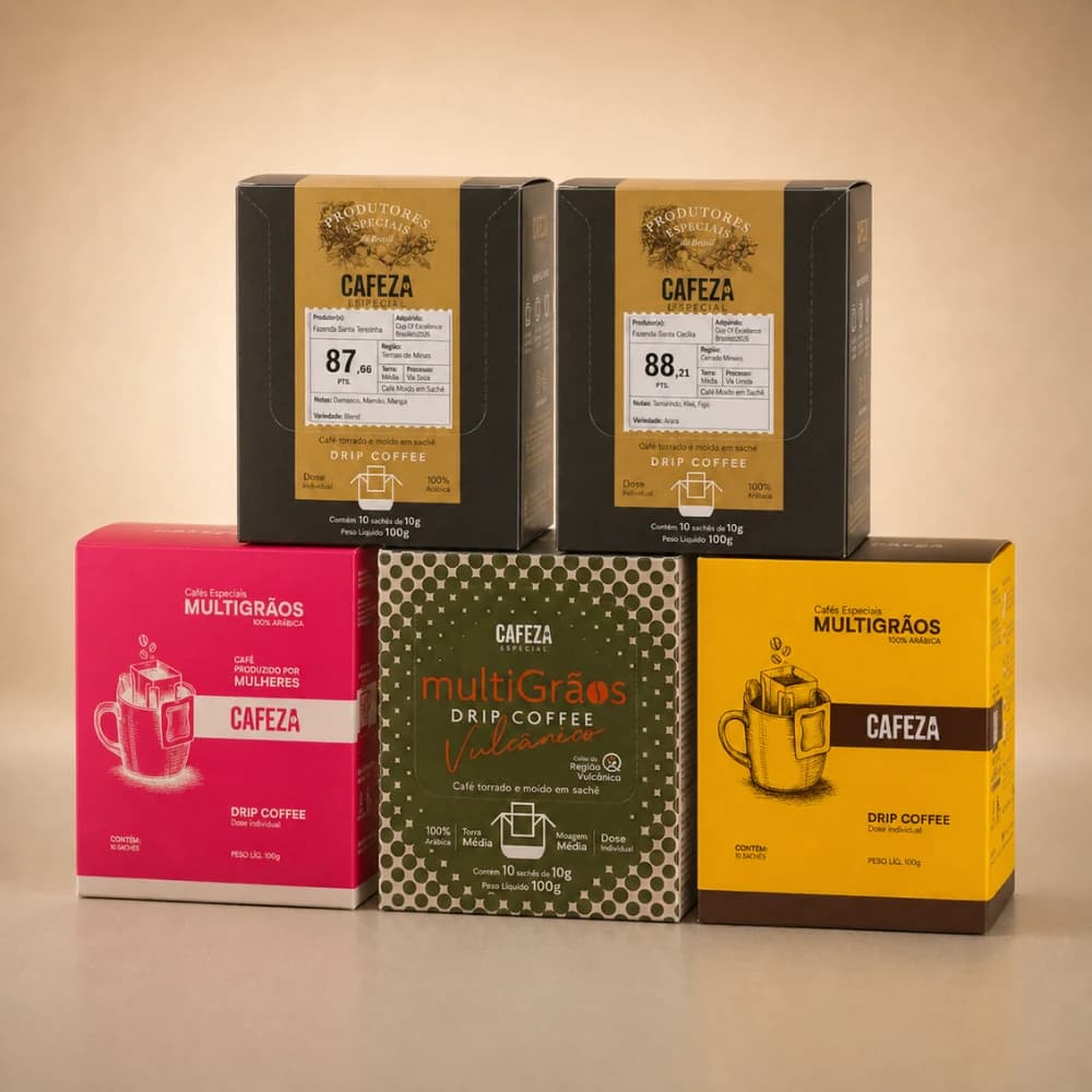 Kit Coleção — 5 cafés · 50 doses, caixas CAFEZA empilhadas em pirâmide sobre fundo creme