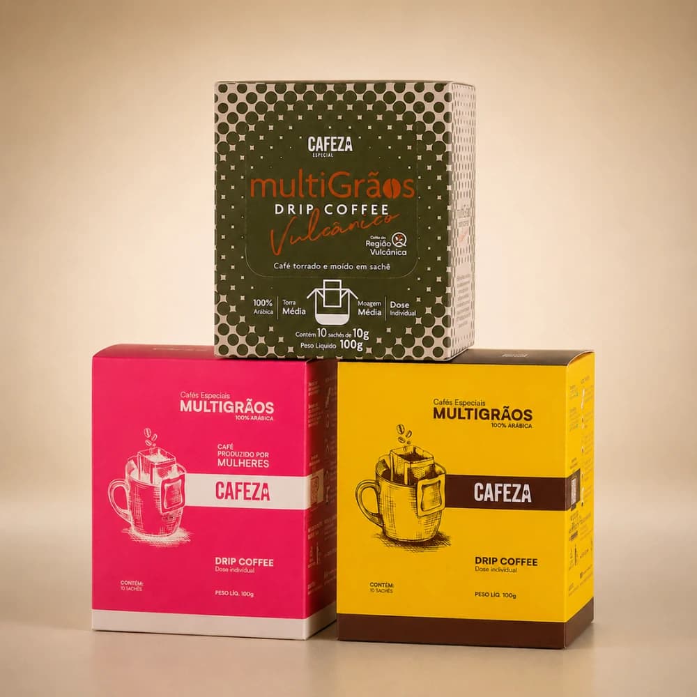 Kit Origem — 3 cafés · 30 doses, caixas CAFEZA empilhadas em pirâmide sobre fundo creme